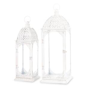 Biele kovové lampáše so sklenenými výplňami a ornamentmi – sada 2 kusov