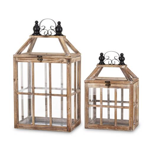 Set dvoch drevených lampášov so sklenenými výplňami a kovovým detailom v rustikálnom vintage štýle