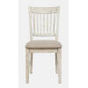 Drevená shabby chic stolička so slonovinovým rámom a krémovým čalúneným sedákom.