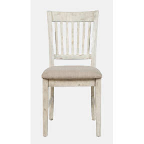 Drevená shabby chic stolička so slonovinovým rámom a krémovým čalúneným sedákom.