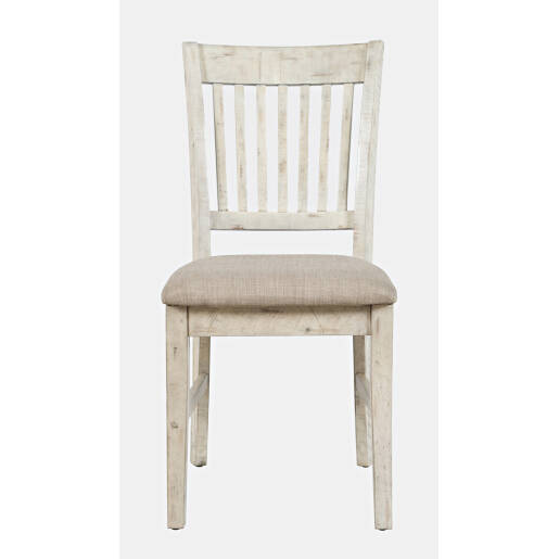 Drevená shabby chic stolička so slonovinovým rámom a krémovým čalúneným sedákom.