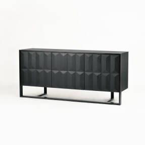 Moderná čierna komoda Zona-Light s 3 dvierkami, ktoré majú geometrický 3D vzor. Komoda je postavená na minimalistickom čiernom železnom ráme.