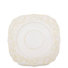 krémová okrúhla porcelánová podšálka s reliéfnym kvetinovým vzorom a miernym priehlbinou v strede na bielom pozadí.
