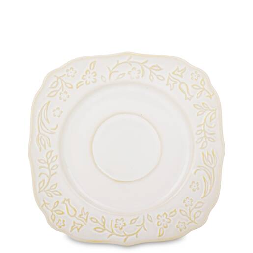 krémová okrúhla porcelánová podšálka s reliéfnym kvetinovým vzorom a miernym priehlbinou v strede na bielom pozadí.