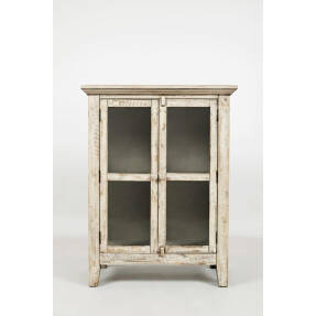 Komoda v krémovej (ivory) farbe so sklenenými dvierkami a shabby chic úpravou.