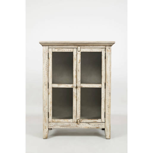 Komoda v krémovej (ivory) farbe so sklenenými dvierkami a shabby chic úpravou.