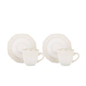 Dve krémové porcelánové šálky na espresso s podšálkami s reliéfnym kvetinovým vzorom na bielom pozadí.