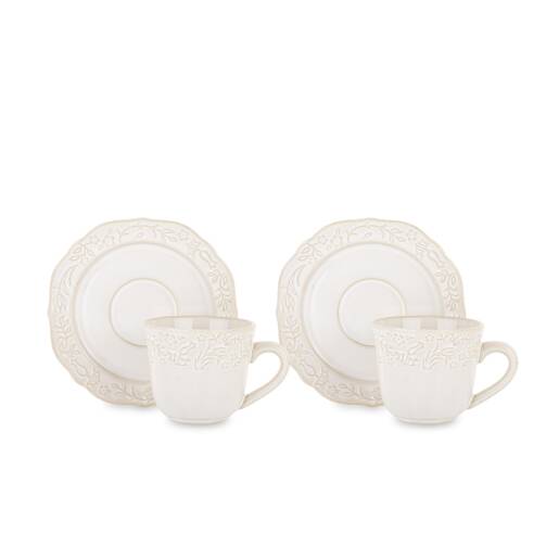 Dve krémové porcelánové šálky na espresso s podšálkami s reliéfnym kvetinovým vzorom na bielom pozadí.