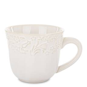 krémový porcelánový hrnček s uškou, zdobený reliéfnym kvetinovým vzorom na bielom pozadí.