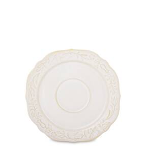 krémová okrúhla porcelánová podšálka na espresso s reliéfnym kvetinovým vzorom a malou priehlbinou v strede na bielom pozadí.