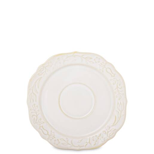 krémová okrúhla porcelánová podšálka na espresso s reliéfnym kvetinovým vzorom a malou priehlbinou v strede na bielom pozadí.