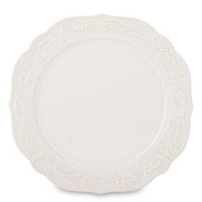 veľký krémový okrúhly porcelánový tanier s reliéfnym kvetinovým vzorom na bielom pozadí.