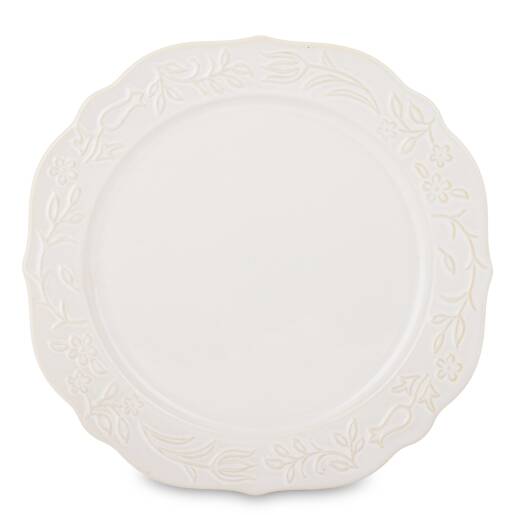 veľký krémový okrúhly porcelánový tanier s reliéfnym kvetinovým vzorom na bielom pozadí.