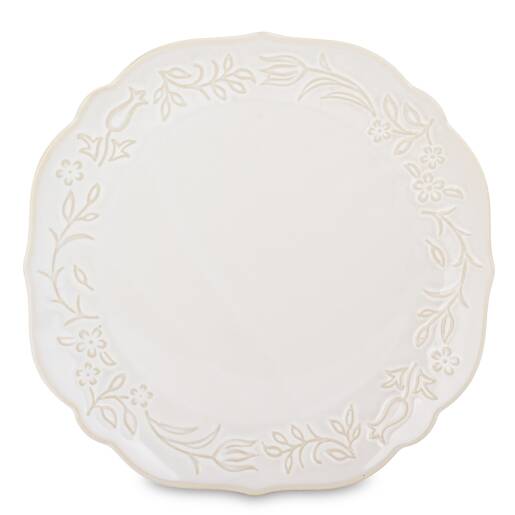 veľký krémový okrúhly porcelánový tanier s reliéfnym kvetinovým vzorom na bielom pozadí.