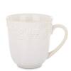krémová porcelánová hrnček na čaj 400ml s uškou, zdobená reliéfnym kvetinovým vzorom na bielom pozadí.