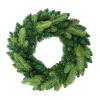 Zelený vianočný veniec Luca Green z umelého ihličia s priemerom 45 cm, hustý a prírodný vzhľad, na bielom pozadí.