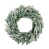 Zasnežený zeleno-biely vianočný veniec Aura Frost z umelého ihličia, priemer 30 cm, na bielom pozadí.