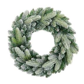 Zasnežený zeleno-biely vianočný veniec Luca Frost z umelého ihličia, priemer 45 cm, na bielom pozadí.