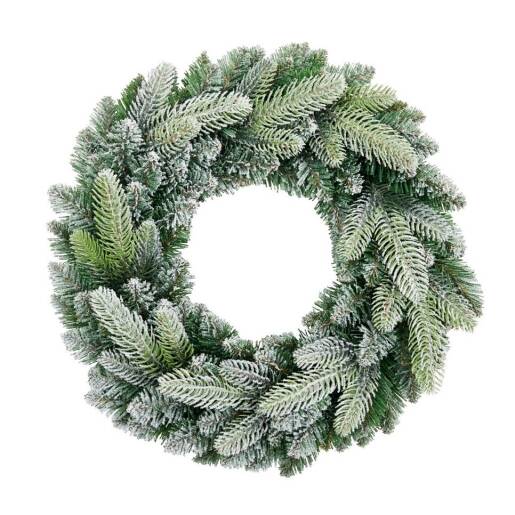 Zasnežený zeleno-biely vianočný veniec Luca Frost z umelého ihličia, priemer 45 cm, na bielom pozadí.