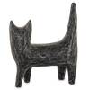 Štylizovaná dekoračná figúrka mačky v grafitovej farbe s rustikálnou patinou, stojaca vo vzpriamenej polohe so zdvihnutým chvostom,