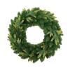 Zelený vianočný veniec Aura Green z umelého ihličia v rôznych odtieňoch, priemer 30 cm, na bielom pozadí.
