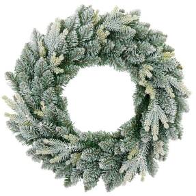 Zasnežený zeleno-biely vianočný veniec Aura Frost z umelého ihličia, priemer 55 cm, na bielom pozadí.